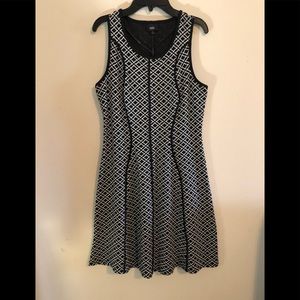 Ladies black and white sleeveless knee high dress